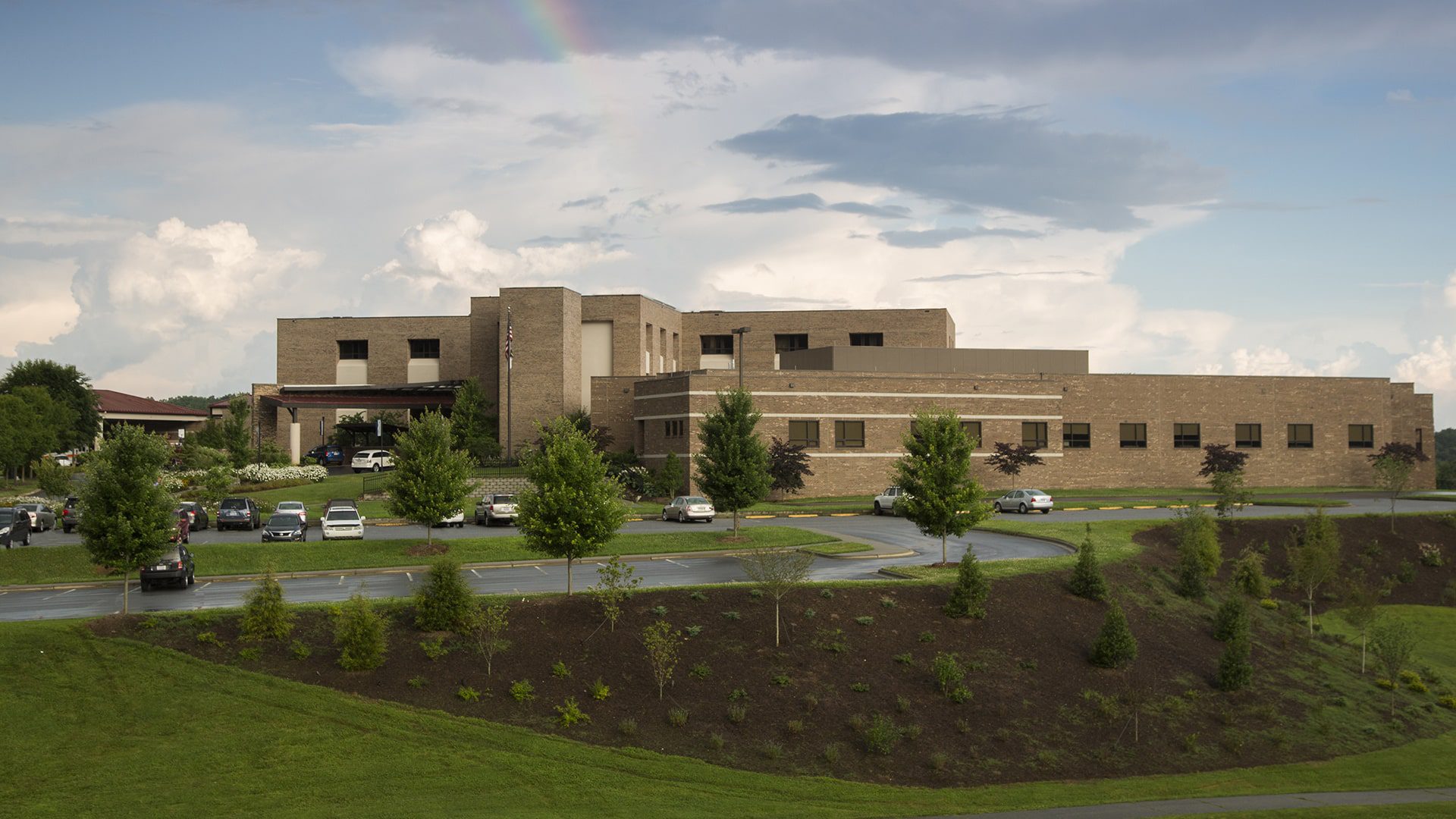 Exterior view of AdventHealth Hendersonville hospital building.